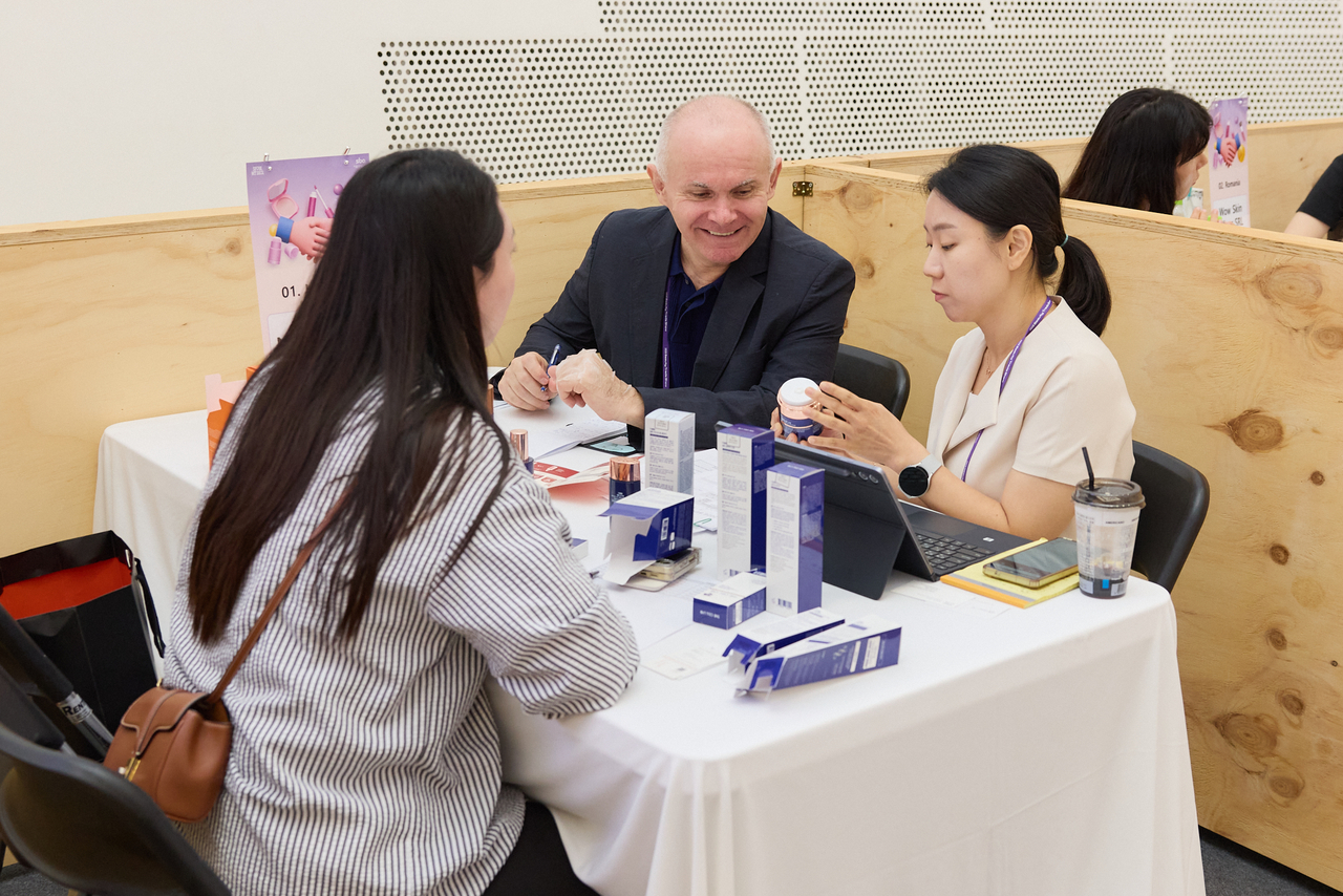 An overseas buyer reviews skincare samples during a one-on-one Beauty Trade Show consultation at Seoul Beauty Week 2026